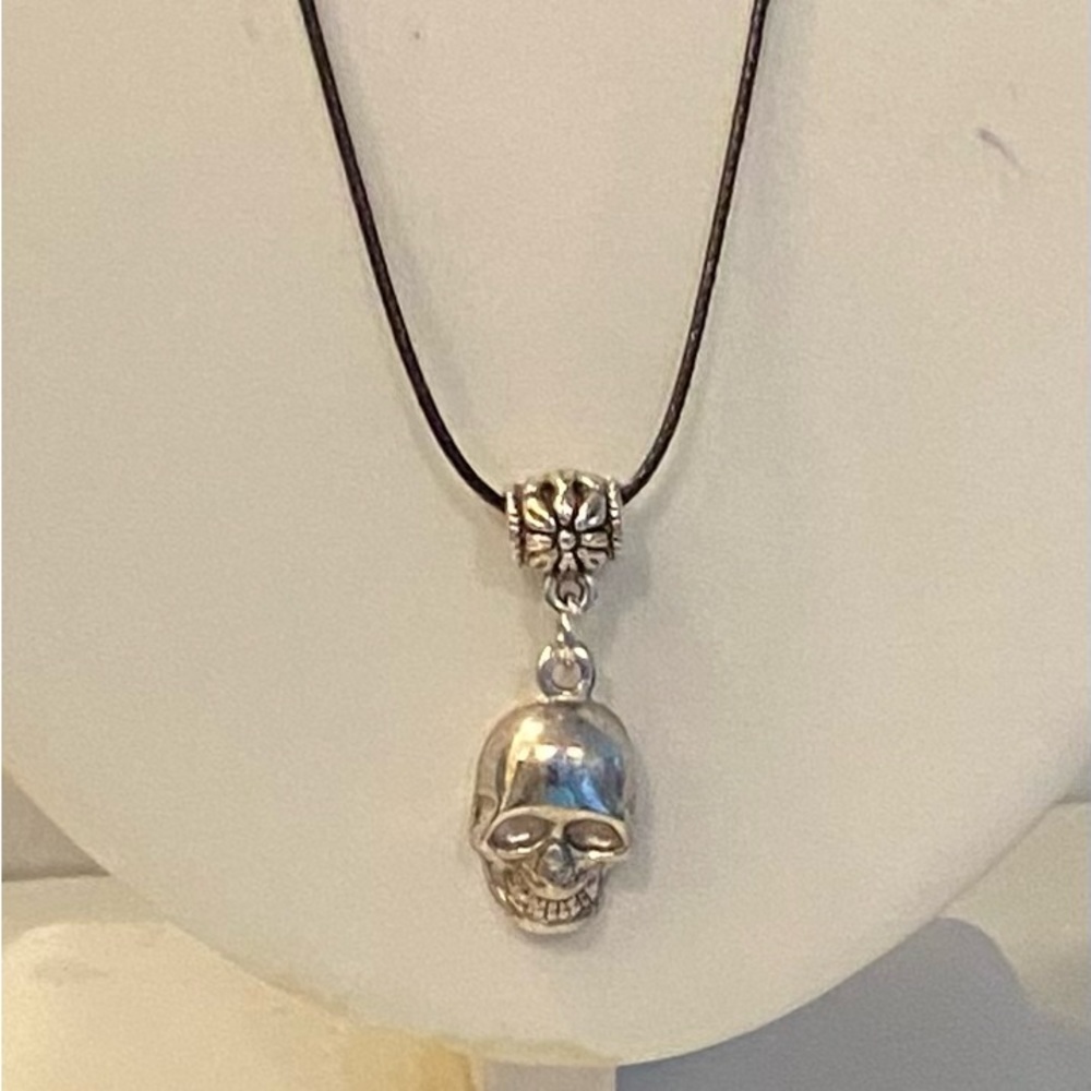 NEW Men’s Silver tone Skull head necklace